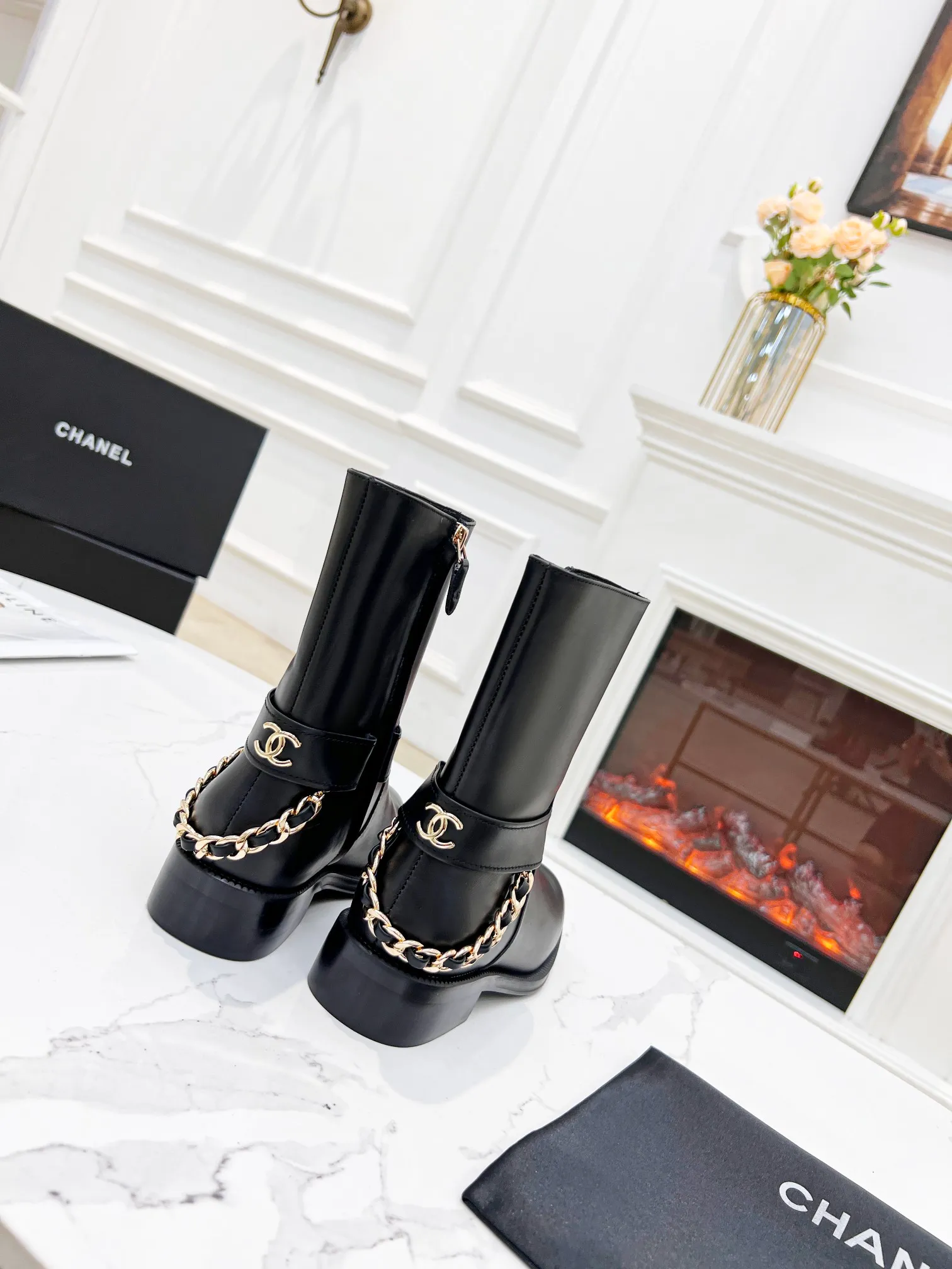 👟👟Ex-factory price 620👟👟 New short boots🔥 ✨Chanel 2022CHANEL official website synchronizes the latest side zipper high boots 😍Purchase level quality ✔Original material ⚡2.5 cm comes with a heightening and slimming effect😍Very versatile and elegant on the feet😘Internet celebrity street style Chanel custom logo handmade chain decoration & Upper: black calfskin & Inner/foot pads: imported sheepskin & Heel height: 2.5 & Tube height: 15 inches/7.5 inches &Size: 35–40, size 41 customized